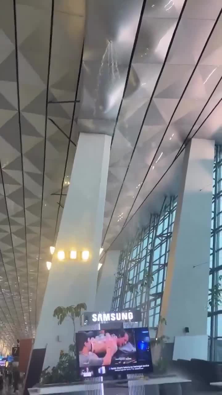 SPORTS SOS | 인도네시아 수카르노 하타 국제공항 폭우에 지붕 붕괴 (필독)