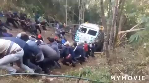 SPORTS SOS | 인도의 어느 한 마을 사람들이 협곡에서 전복된 중형트럭을 구조하다! 확인 필수