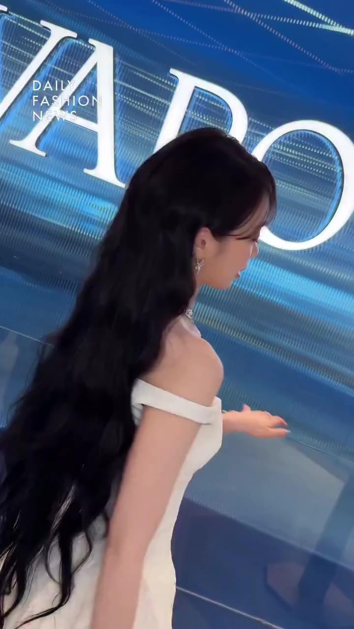 SPORTS SOS | 오늘자 스와로브스키 행사장 김채원 정보