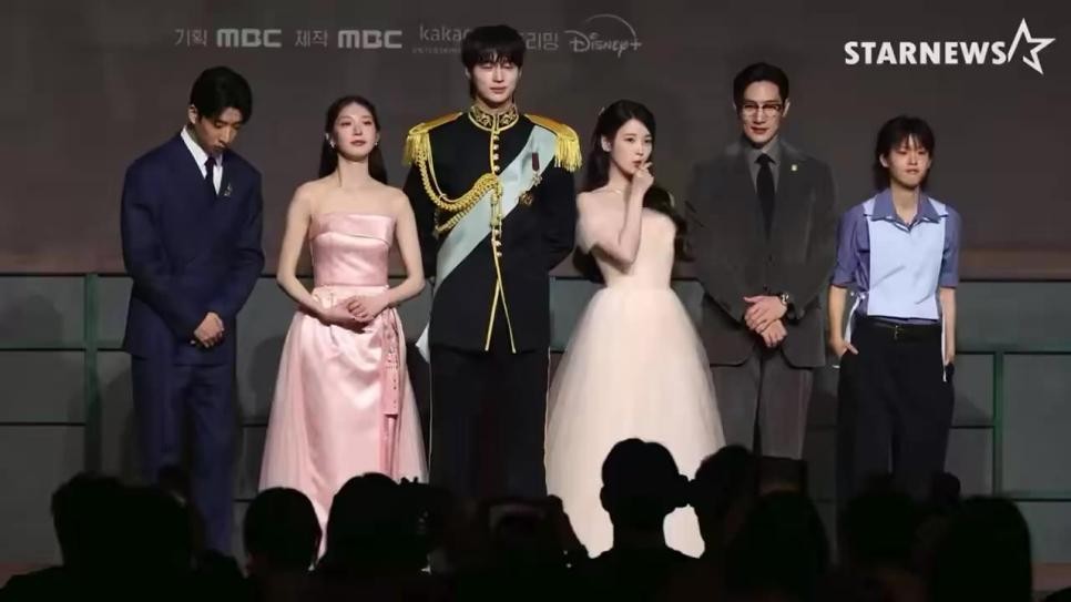 SPORTS SOS | 데뷔18년차라 포즈의 달인인 아이유 ㅋㅋㅋ.MP4