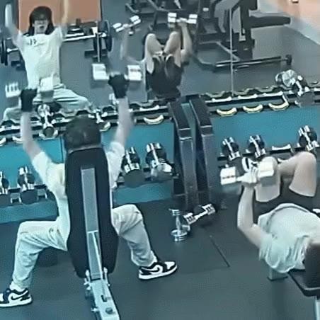 SPORTS SOS | 뺨 때리고 싶은 헬스장 민폐들.gif 확인 필수