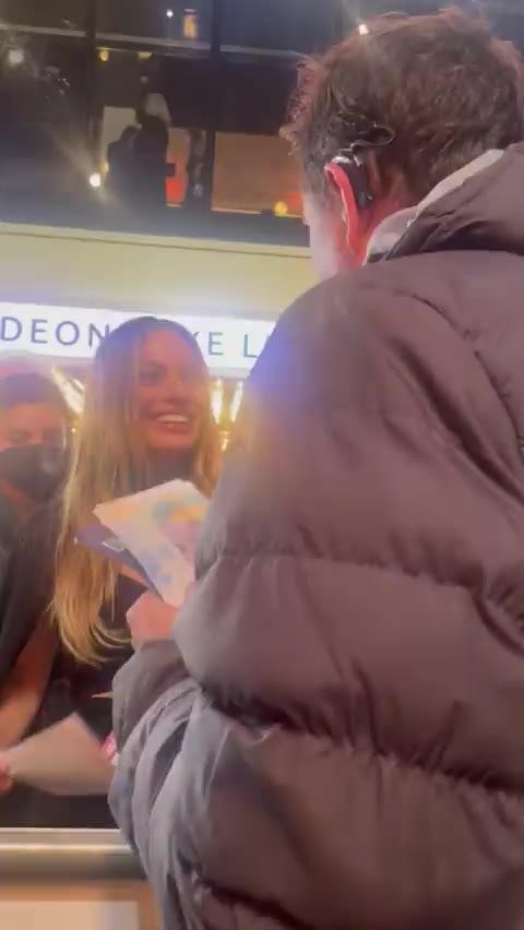 SPORTS SOS | 마고 로비 누님의 청각 장애인 팬을 위한 팬 서비스 ㅠ ㅜ 확인 필수