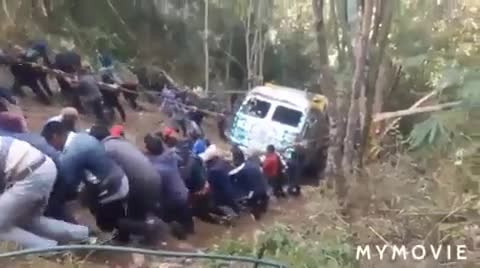 SPORTS SOS | 인도 마을 사람들이 합심해서 중형트럭을 구조한 이유: (필독)