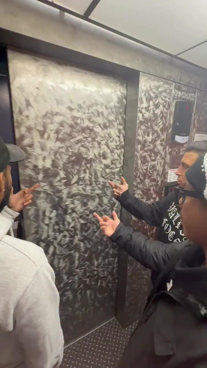 SPORTS SOS | 친구에게 장난 칠려고 대기중 만난 소녀의 반응 [속보]