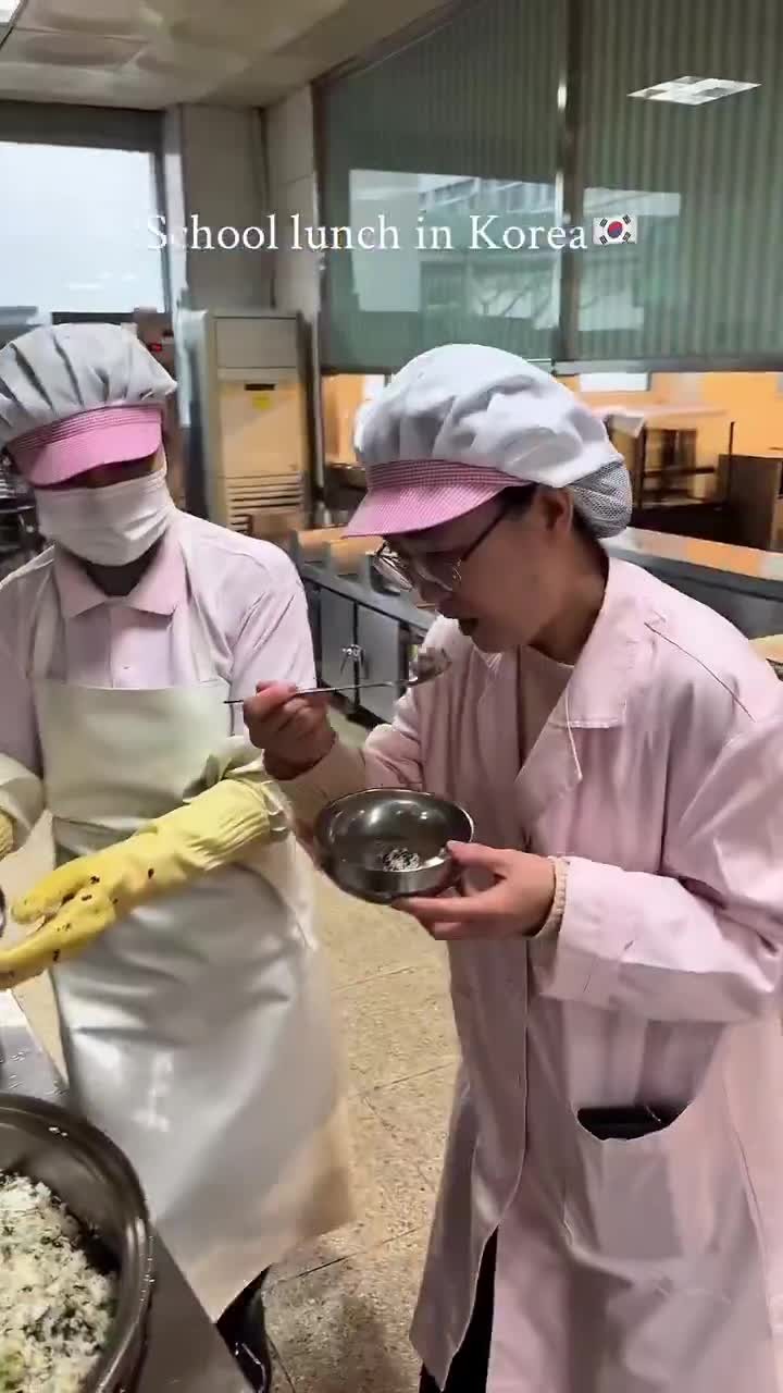 SPORTS SOS | 한국의 학교 급식 - 잔치국수 확인 필수