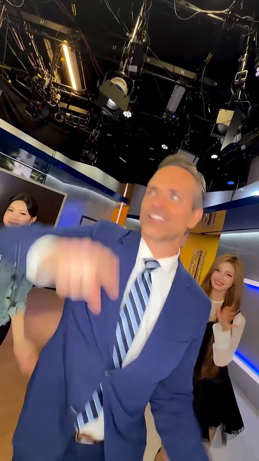 SPORTS SOS | kpop아이돌 춤 추는 기상캐스터 아재 (필독)